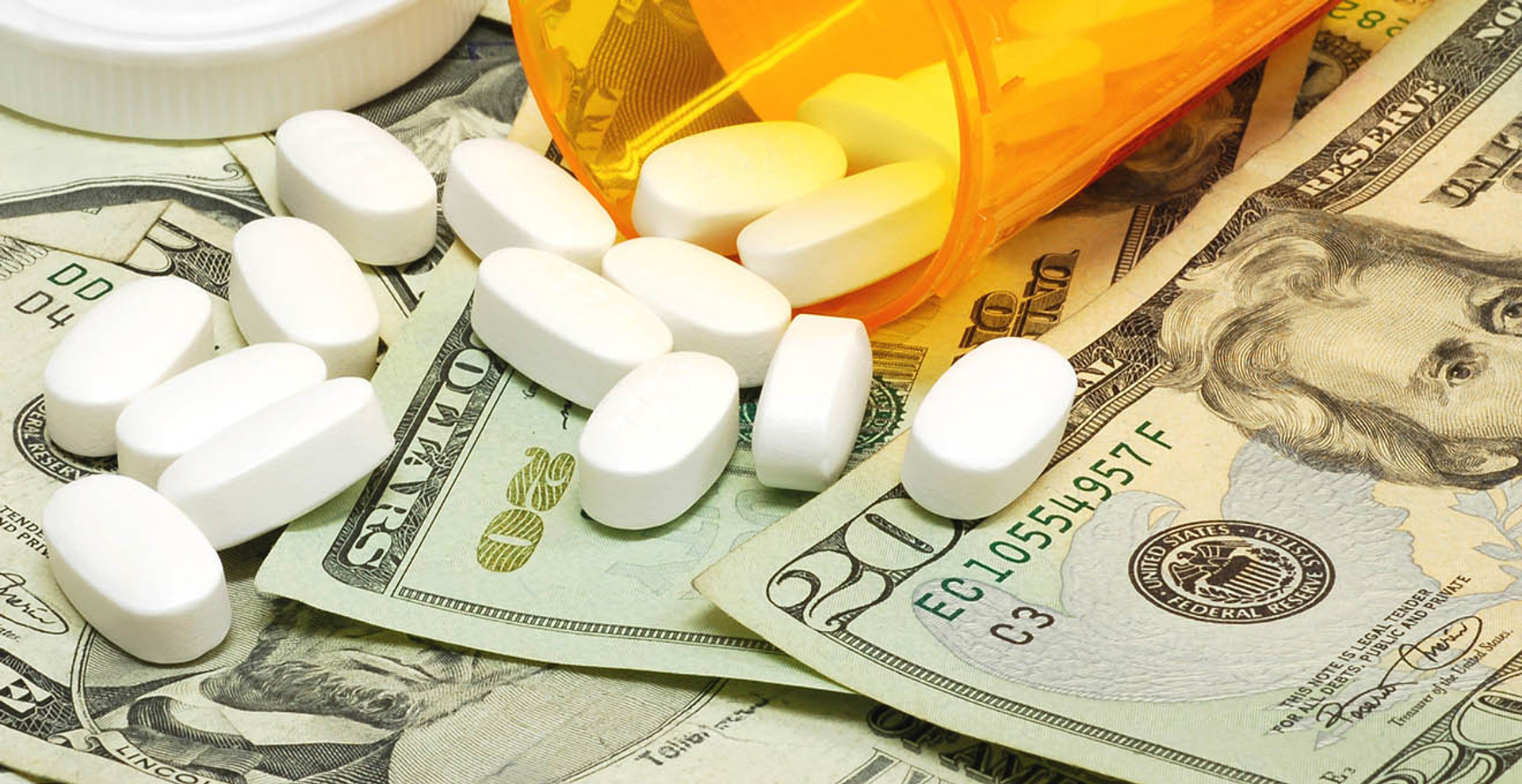 Вдвічі дорожчі ліки: як державні установи купують препарати через фірми-прокладки