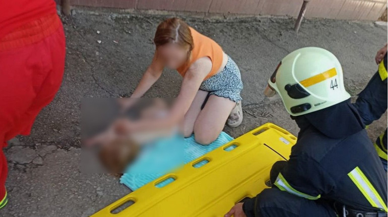 На Дніпропетровщині дворічна дівчинка випала з четвертого поверху: обставини з'ясовує поліція