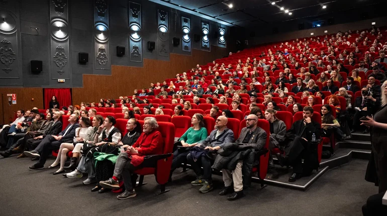 На фестивалі квір-кіно Sunny Bunny чоловік розлив невідому рідину в кінозалі