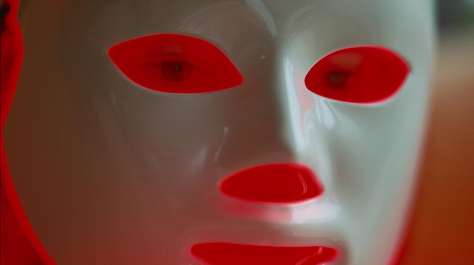 Це віддзеркалення нашого світу, в якому технології створюють розрив між людьми. Розмова про фільм Бугонія з режисером Йоргосом Лантімосом і композитором Джерскіном Фендриксом