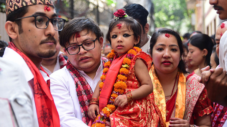 У Непалі новою живою богинею обрали 2-річну дівчинку: відтепер вона буватиме на вулиці кілька разів на рік