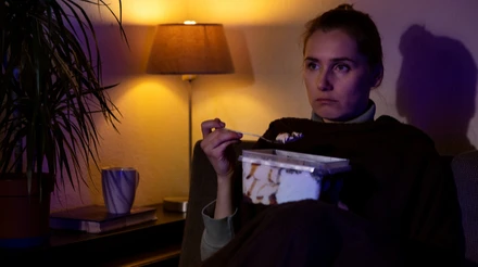 Ідеальне прибирання чи старі серіали на повторі? Яка ваша побутова звичка може сигналізувати про стрес