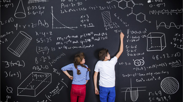 Батьки переоцінюють математичні здібності синів частіше, ніж доньок: до чого це може призвести