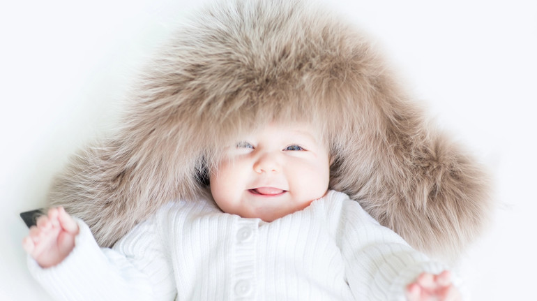 Щоб не замерзло і не перегрілося: лікарка дала поради, як одягати немовля взимку