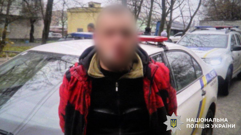 У Києві чоловік пограбував дівчину, погрожуючи їй іграшковим пістолетом