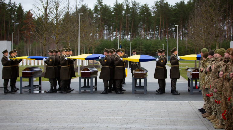 Мінветеранів: За три місяці на Національному військовому кладовищі поховали 185 загиблих захисників