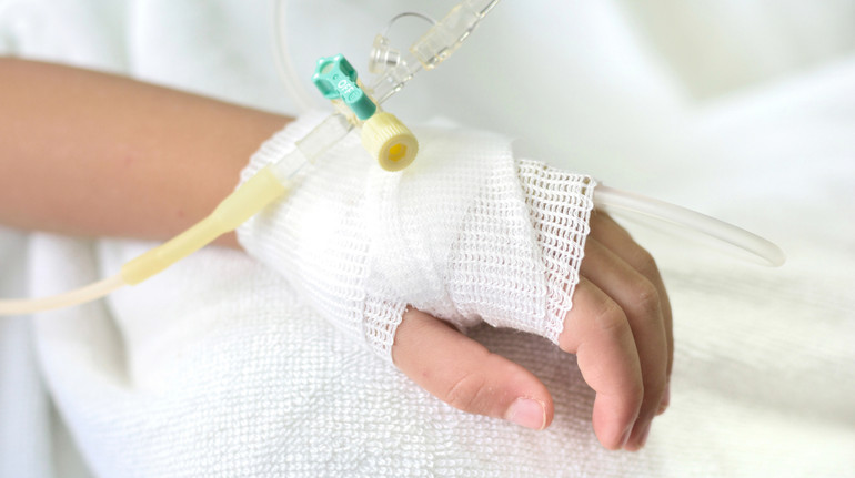 У Дніпрі на 9-річну дівчинку впав стілець із фотозони: дитину госпіталізували без свідомості