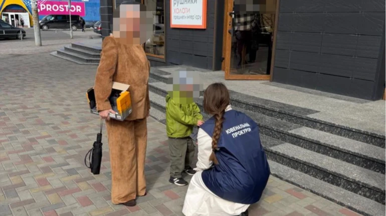 Хотіла заробити для життя: у Луцьку жінка намагалася продати свого 6-річного сина