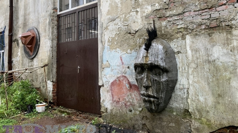 Львівські митці заявили про рейдерське захоплення місцевої фабрики скла, кераміки та скульптури