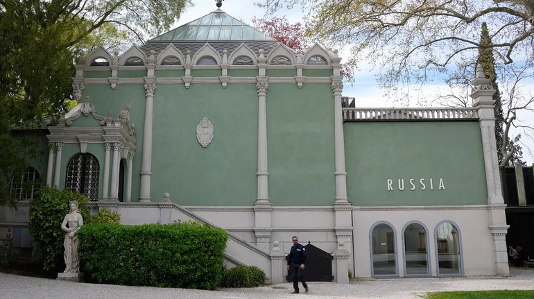 Єврокомісія розпочала процедуру заморожування коштів для Венеційської бієнале через участь РФ