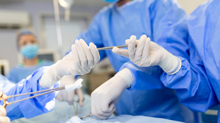 У Львові прооперували хлопчика, який упродовж 2 років 8 разів ламав руку в одному і тому ж місці