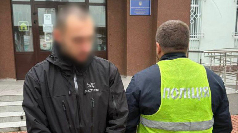 У Києві чоловік погрожував музиканту на кріслі колісному, якщо той не співатиме російською