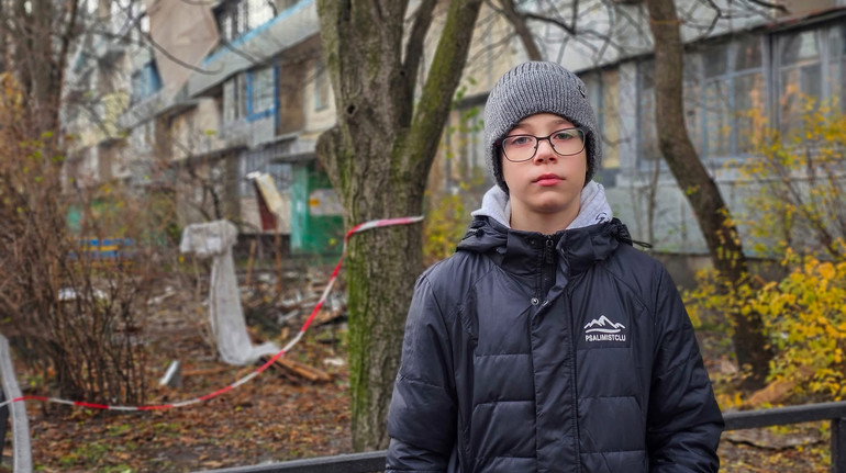У нас загинули сусіди: як 10-річний хлопчик пережив обстріл Києва з батьками, собакою і кішкою