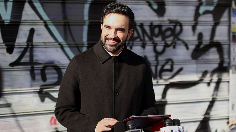 Мер Нью-Йорка повторив художній перформанс Марини Абрамович, щоб зустрітися з містянами