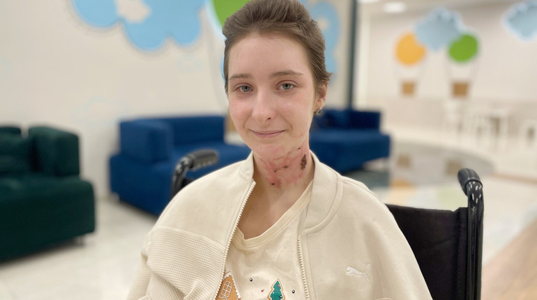 14-річна Настя з Тернополя, яка постраждала внаслідок ракетного обстрілу, зробила перші кроки