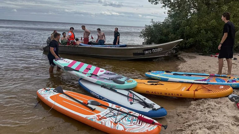 На Дніпрі врятували понад 20 людей на сапбордах, яких віднесло від берега під час корпоративу