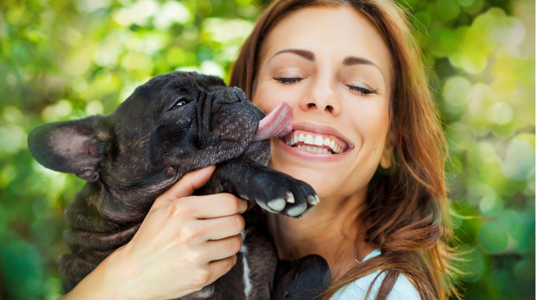 Чи можна давати собакам облизувати ваше лице? 4 ризики таких цілунків