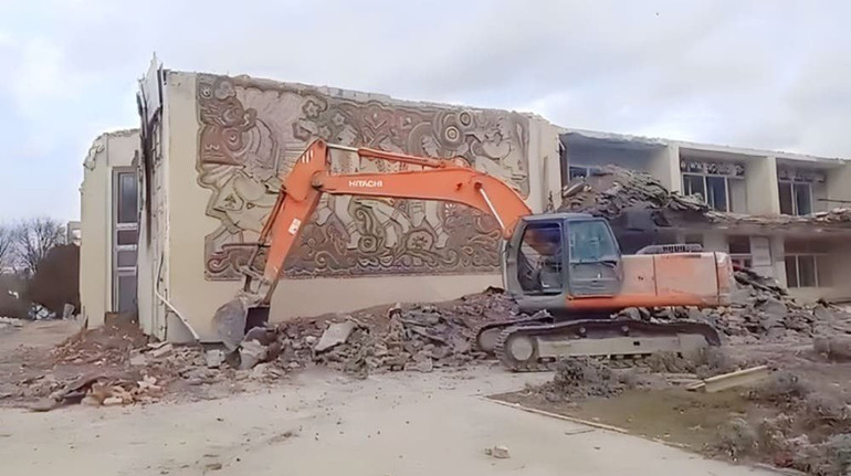 У Євпаторії окупанти знищили унікальну мозаїку Гуцульський танок