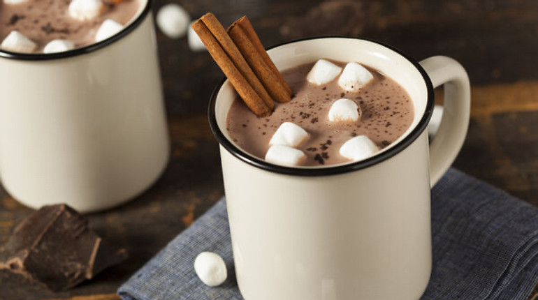 Улюблений зимовий напій може послаблювати кістки. Як ласувати ним без шкоди для здоров'я