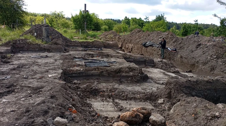 На Львівщині завершили пошуки ймовірного масового поховання поляків – там знайшли останки людей