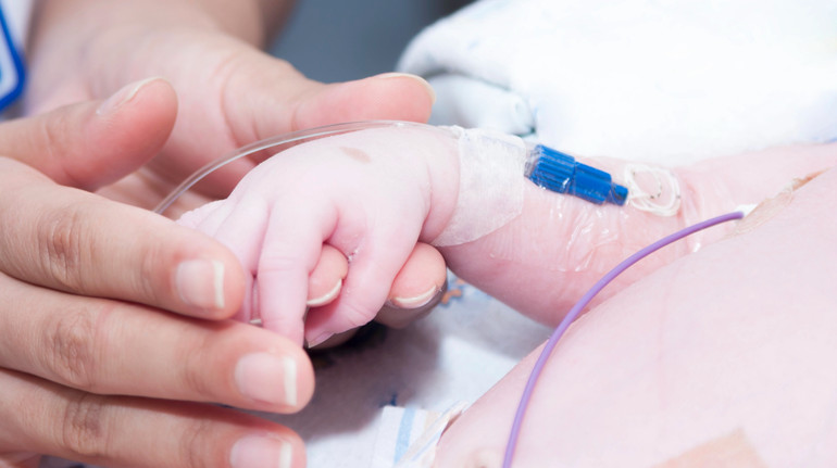 В Індії пастух знайшов закопану в землі 20-денну дівчинку: дитина бореться за життя