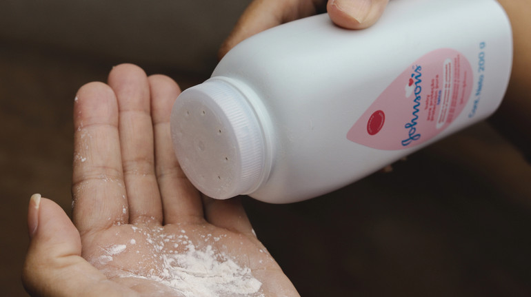 У США суд присяжних визнав, що компанія Johnson&Johnson роками продавала небезпечний тальк