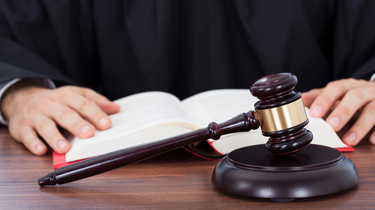 На Львівщині суд покарав батьків учнів, які перекинули відро зі сміттям на асистента вчителя