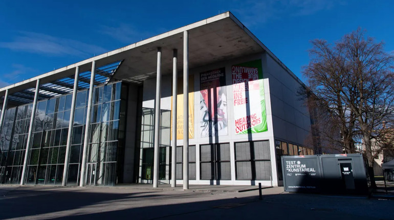 Мюнхенський музей звільнив працівника, який повісив власну картину в галереї