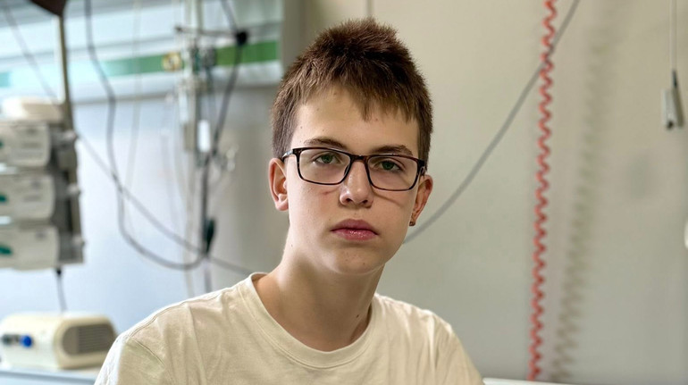 Втратив маму й отримав опіки бронхів і очей: історія порятунку підлітка, який пережив удар по будинку в Києві