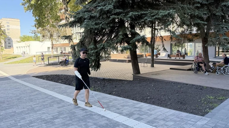 Дружина стала його очима й руками: історія військового, який через поранення втратив зір та кисті