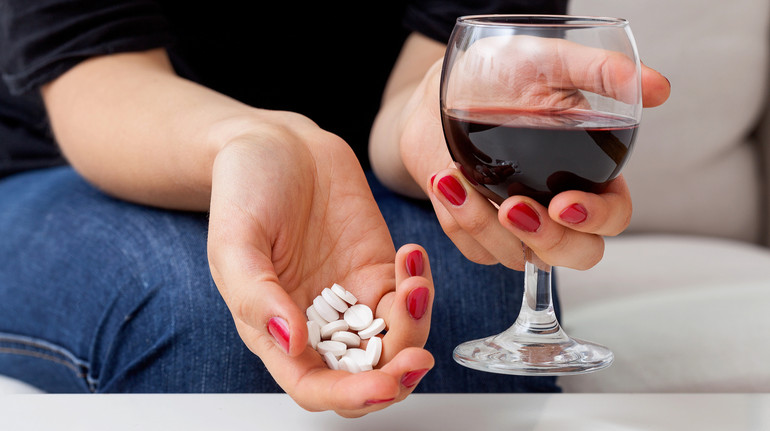 Мають протилежну дію: чому алкоголь і антидепресанти – несумісні