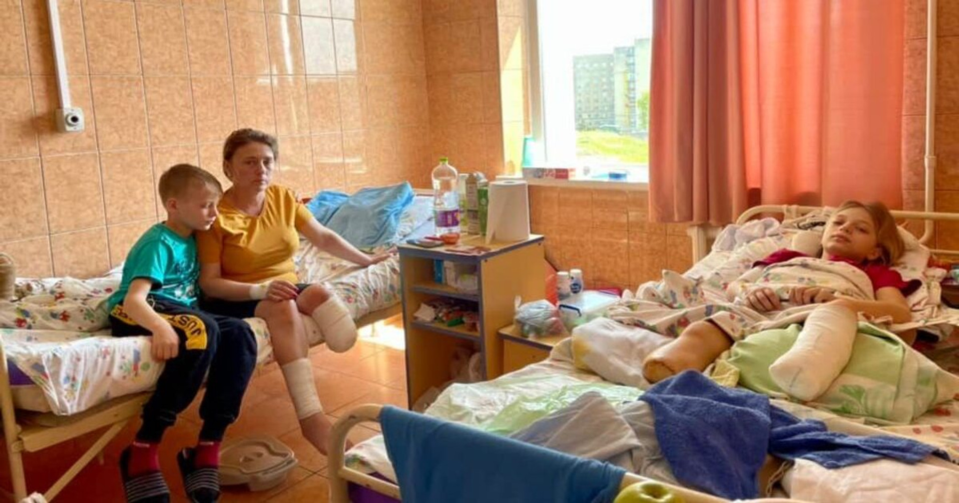 "Дивлюся на ноги, а їх – нема": як матір з дітьми-близнюками вижили після обстрілу вокзалу у Краматорську