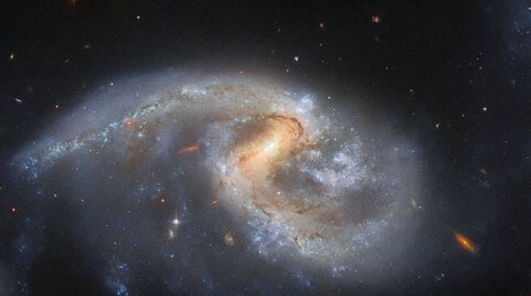 Телескоп Хаббл показав групу з двох галактик, які взаємодіють