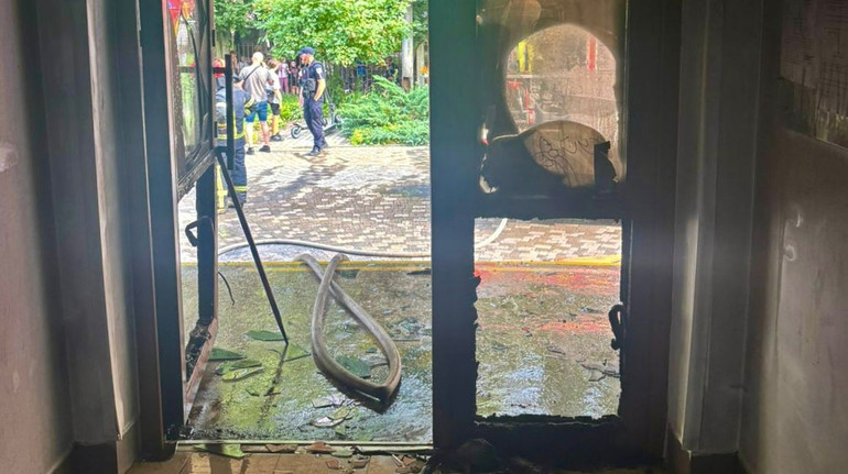 Гралися запальничкою: у Львові двоє восьмирічних хлопців підпалили двері гімназії