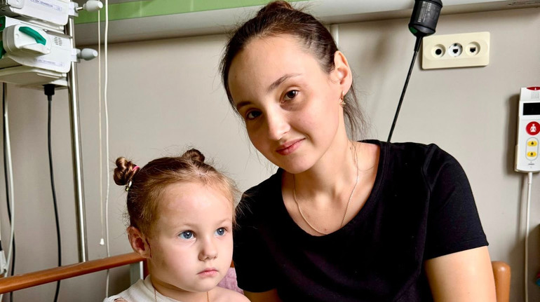 Вечеряли, і раптом – гучний вибух: історія порятунку 4-річної дівчинки із Сумщини, яка пережила удар дрона