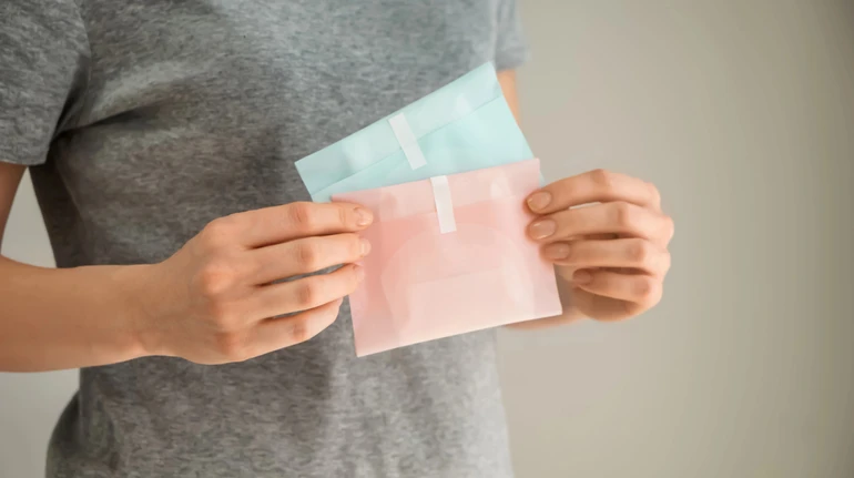 Неосвічені дурні: у М’янмі заборонили продаж і перевезення жіночих прокладок