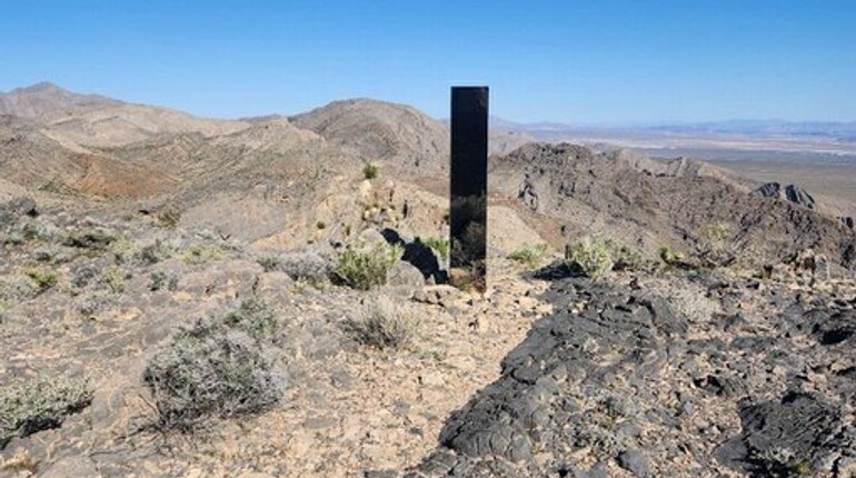 У США знову виявили таємничий моноліт: цього разу – посеред пустелі Невади
