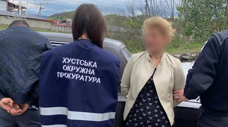 Мати з Закарпаття віддала двох дітей в оренду за тисячу доларів для жебрацтва: її затримали