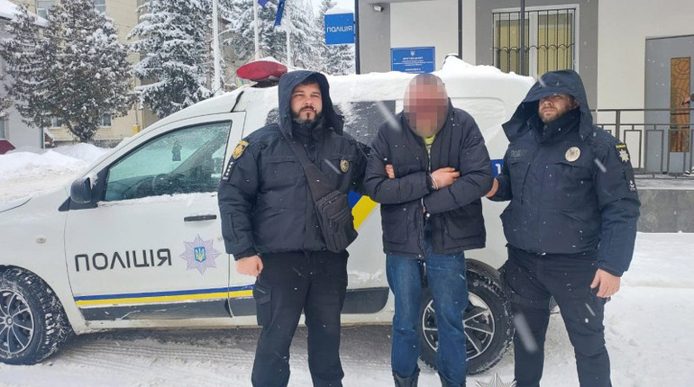 На Львівщині в центрі міста чоловік спробував зґвалтувати школярку: його затримали перехожі