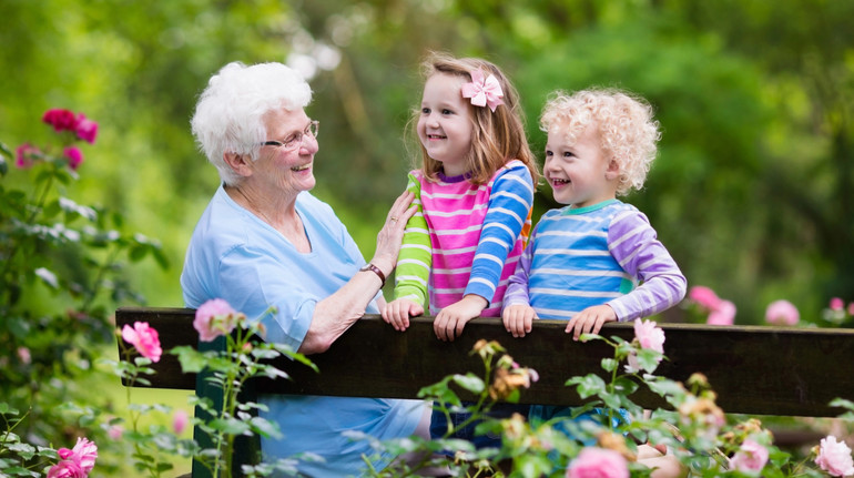 Як турбота про онуків впливає на здоров'я мозку бабусь і дідусів? Вчені мають пояснення