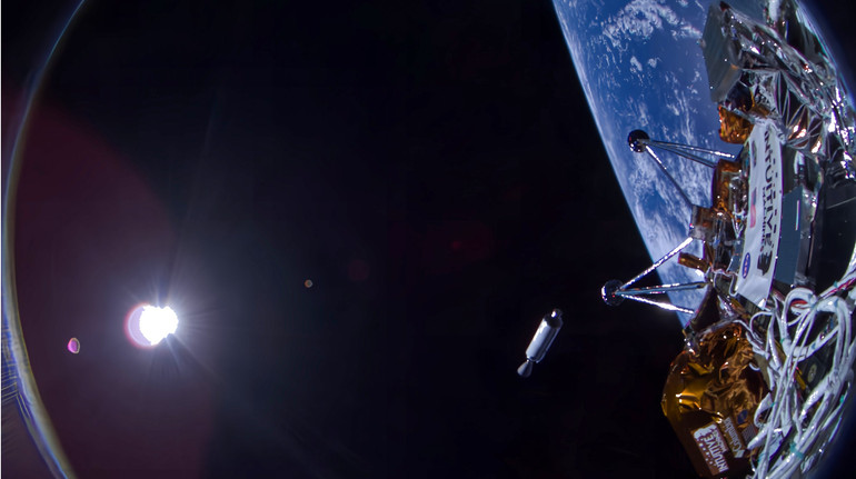 Космічний апарат Одіссей, що прямує до Місяця, надіслав перші фото з космосу