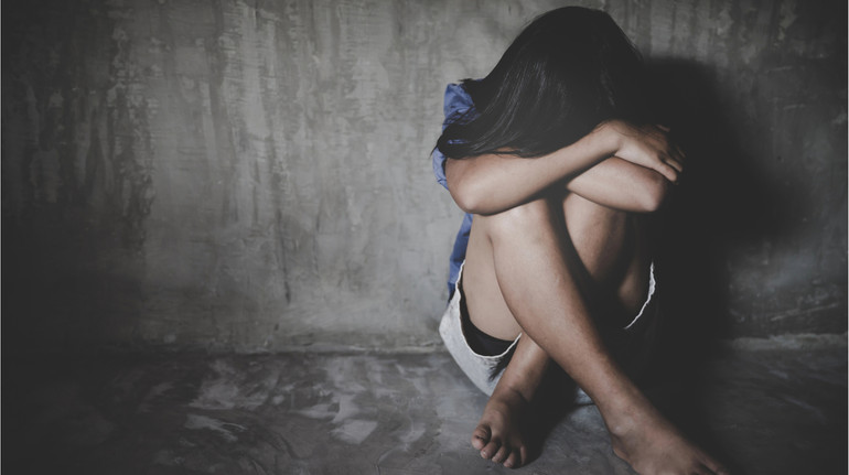 На Житомирщині чоловік кілька місяців ґвалтував малолітню пасербицю: його ув'язнили на 14 років