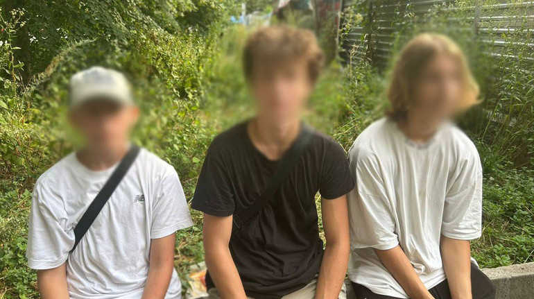 Заради розваги: у Києві троє школярів залізли на верхівку будівельного крана