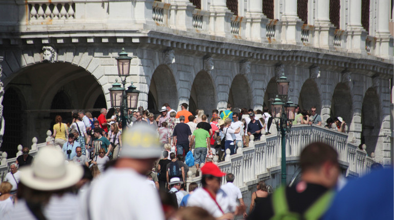 Zákaz používania reproduktorov a skupinové obmedzenia: Benátky naďalej bojujú s prílevom turistov