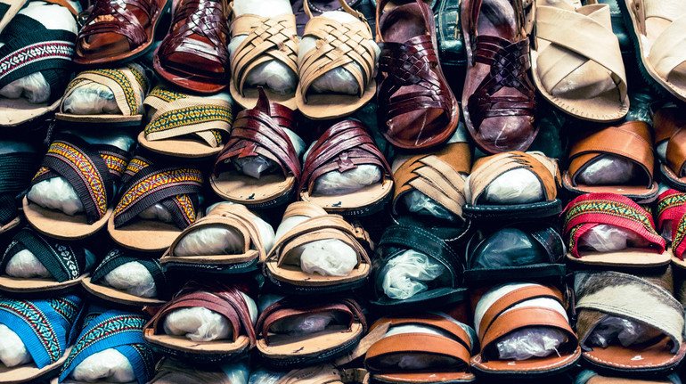 Дешева копія: влада Мексики звинуватила Adidas у копіюванні дизайну сандалів корінного народу