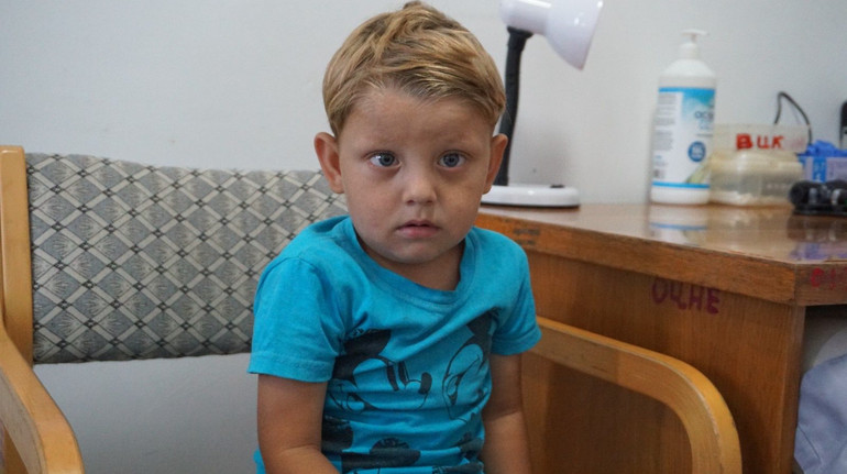 Закарпатські медики врятували зір трирічному хлопчику, який заклеїв собі очі суперклеєм