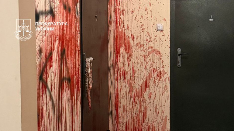 Розкидав кишки і написав образи: у Києві 35-річний чоловік облив кров’ю двері колишньої дівчини
