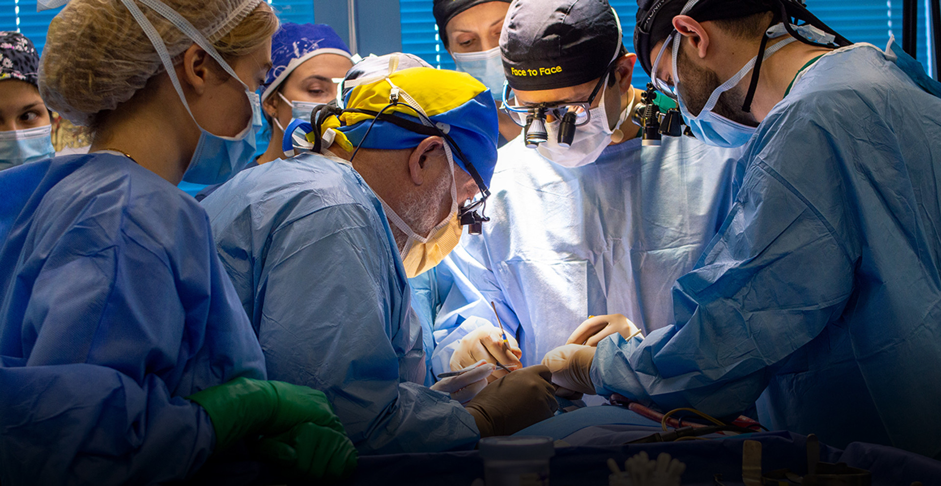 Нерв з ноги пересаджують у щоку. Як хірурги з США відновлюють обличчя українських бійців