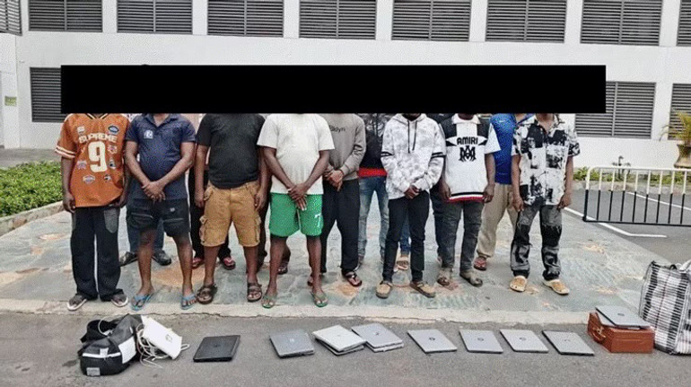 Шантажували нюдсами, вдавали закоханих: в Африці затримали 260 шахраїв, які дурили жінок онлайн