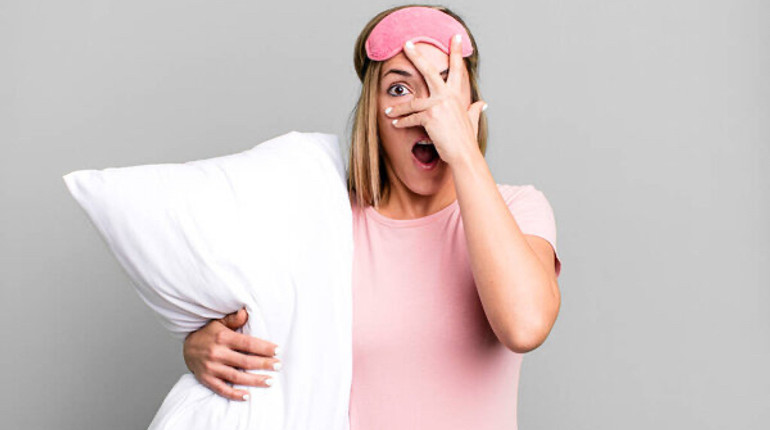 Не можете спати? Науковці кажуть, варто придивитися до своєї подушки